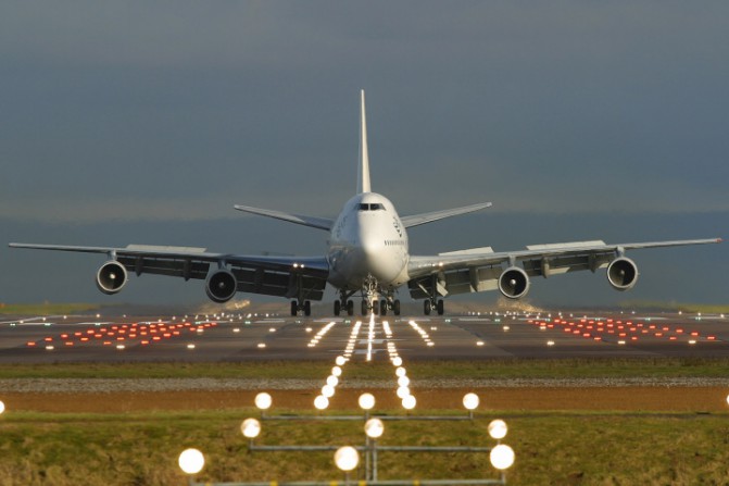 boeing_747-300_taxiing_on_runway