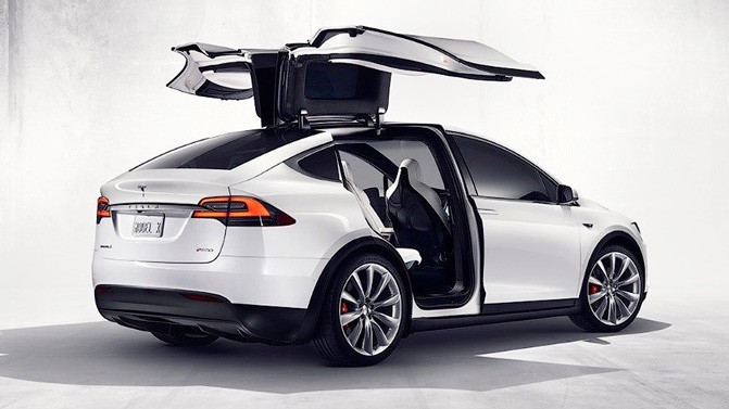 Tesla начала принимать предварительные заказы на Model X и сделала доступной модернизацию Roadster 3.0