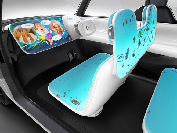 Nissan анонсировала концепт автомобиля с большим количеством дисплеев - для представителей «цифрового поколения»