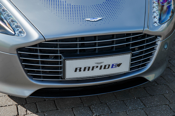 Aston Martin представила полностью электрический хэтчбек RapidE с мощностью от 560 до 1000 л.с.
