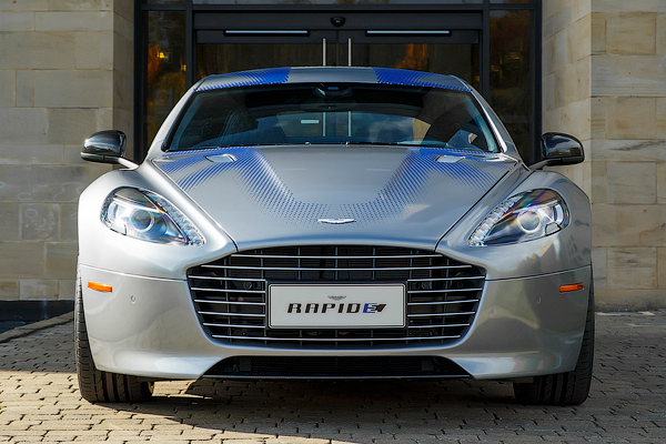 Aston Martin представила полностью электрический хэтчбек RapidE с мощностью от 560 до 1000 л.с.