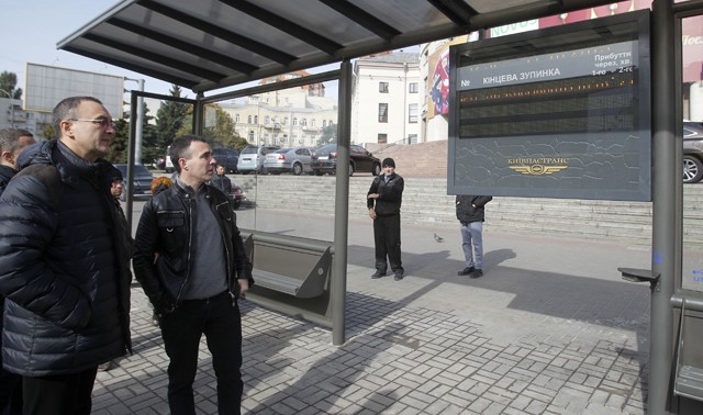 В Киеве появились первые остановки общественного транспорта и трамвай с Wi-Fi и USB
