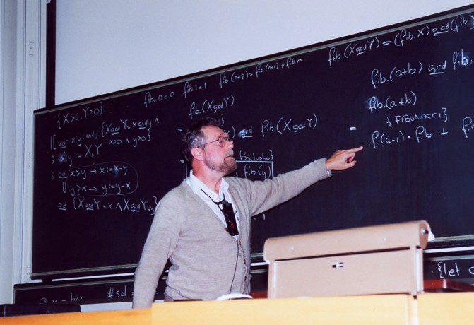 Дейкстра распространил среди глобального компьютерного сообщества превосходный и побуждающий набор 1318 памяток, которые известны, как EWD, что является аббревиатурой полного имени знаменитого ученого Edsger Wybe Dijkstra. Большинство из этих работ были написаны вручную. 