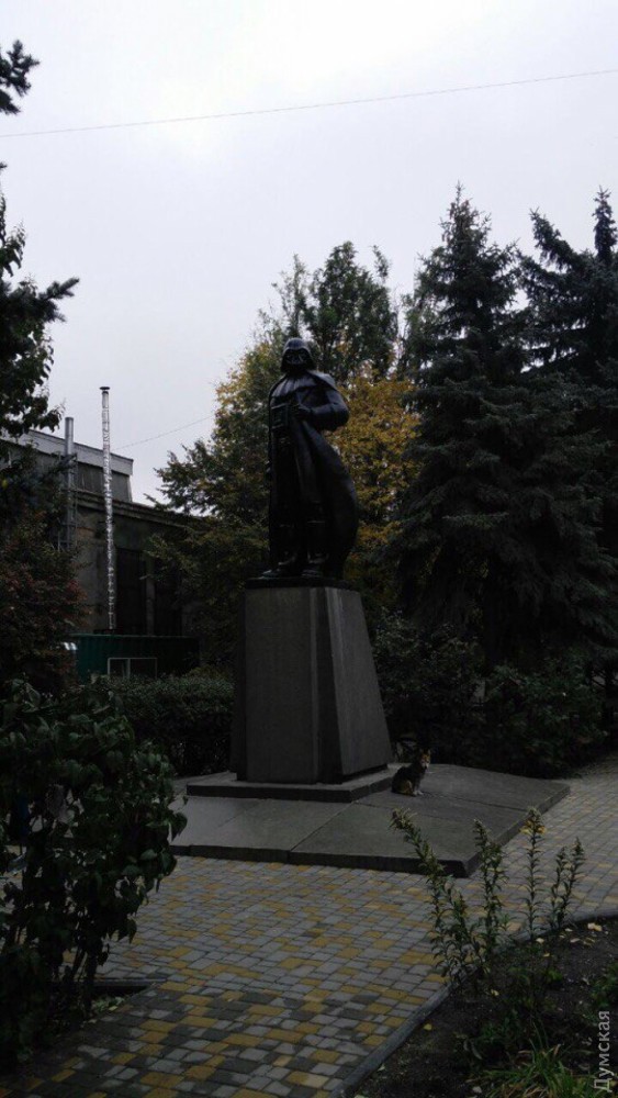 В Одессе памятник Ленину трансформировали в Дарта Вейдера с Wi-Fi роутером в голове