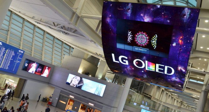 OLED Signage Incheon Airport_2