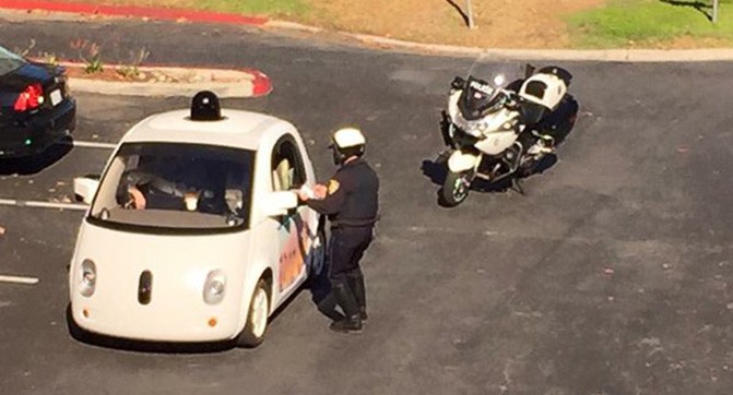Офицер полиции остановил самоуправляемый автомобиль Google из-за слишком низкой скорости движения