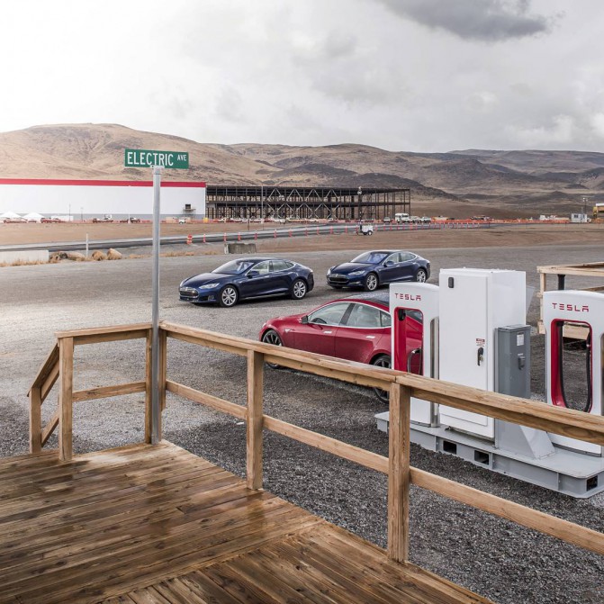 Появились фотографии интерьера громадного завода Tesla Gigafactory
