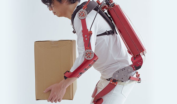 В Японии создан экзоскелет, способный поднимать груз массой до 30 кг