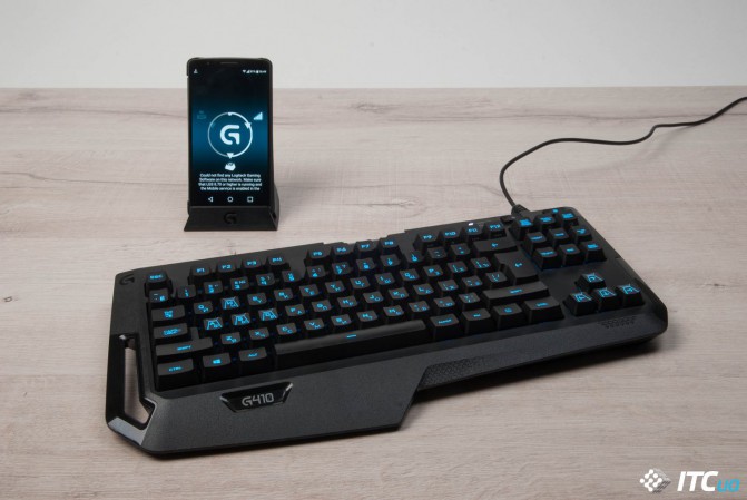 Logitech_G410_with_Smartphone