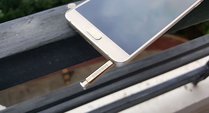 В Samsung исправили проблему в в стилуе из комплекта Galaxy Note 5, вызывавшую поломку при неправильной установке