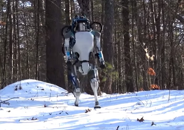 Boston Dynamics научила человекоподобного робота Atlas ходить, сохраняя равновесие, подниматься при падении и поднимать грузы