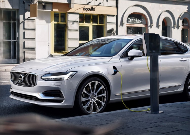 Компания Volvo призывает участников автомобильной отрасли создать единую стандартную систему для зарядки электромобилей