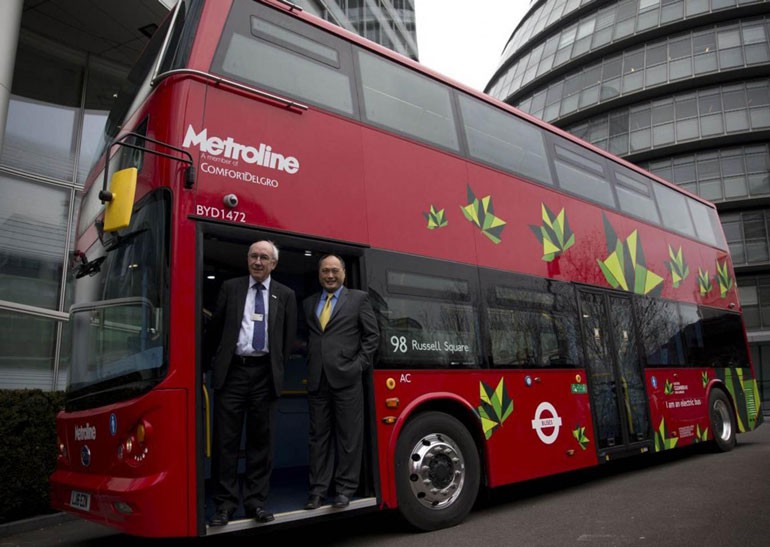 В Лондоне появился первый в мире электрический автобус даблдекер