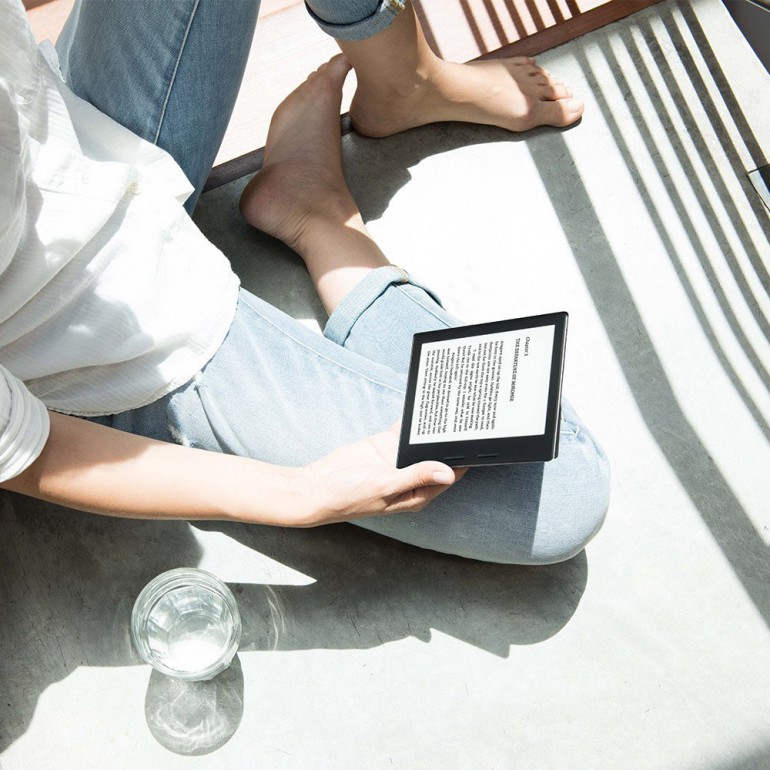 Amazon официально выпустила новый ридер Kindle Oasis с улучшенным дисплеем и комплектной обложкой с батареей