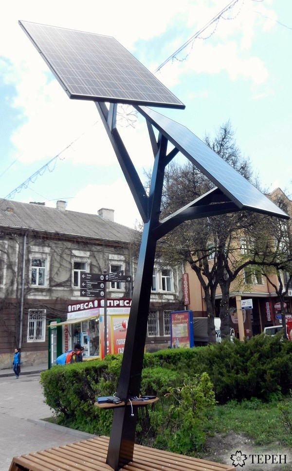 В Тернополе установили первое в Украине «солнечное дерево» для зарядки гаджетов