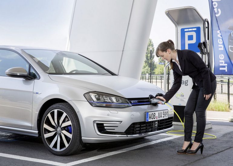 Немецким покупателям автомобилей будут доплачивать 4000 евро за электромобиль и 3000 евро за гибрид