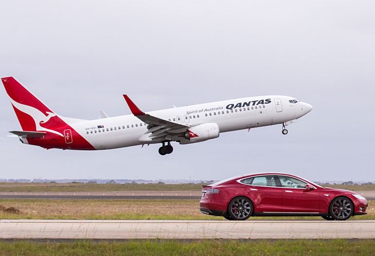 Электромобиль Tesla Model S P90D и авиалайнер Boeing 737-800 устроили гонки в аэропорту