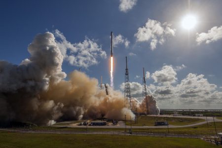 SpaceX третий раз подряд посадила первую ступень ракеты Falcon 9 на платформу в океане