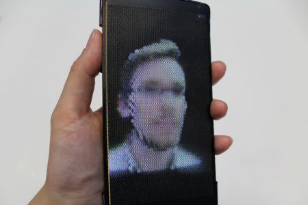 Разработчики называют HoloFlex первым в мире гибким смартфоном с голографическим дисплеем