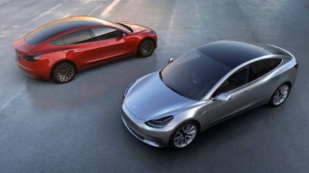 Количество предзаказов Tesla Model 3 уменьшилось на 12 тысяч: 8 тыс. покупателей отменили заявки, еще 4 тыс. оказались дублями (но осталось еще 373 тыс.)