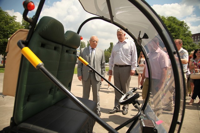 В Кривом Роге представили самодельный компактный электромобиль «Шмель»