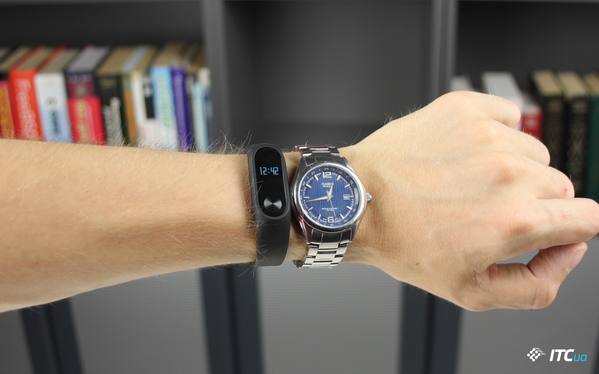 Покупать ли часы. Часы на запястье. Часы браслет. Умные часы на руке. Браслет и часы на руке.