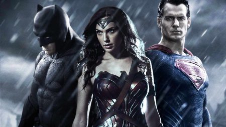 Расширенная версия «Бэтмен против Супермена: на заре справедливости» обещает еще больше интенсивного экшена и более 30 минут дополнительных материалов