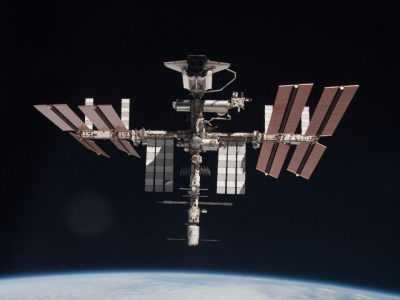 Видео дня: как выглядит полёт МКС с Земли