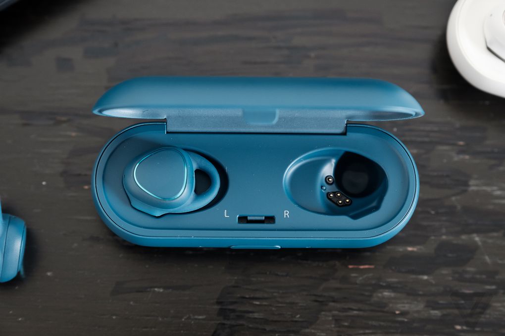 Представлены беспроводные наушники Samsung Gear IconX с 4 ГБ флэш ...