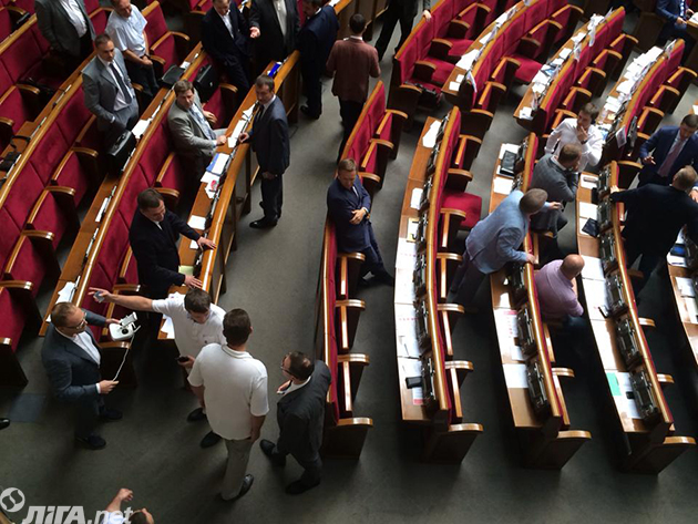 Депутаты запустили квадрокоптер в сессионном зале Верховной Рады Украины для поиска "кнопкодавов"