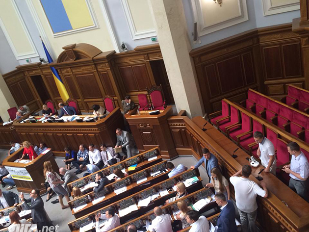Депутаты запустили квадрокоптер в сессионном зале Верховной Рады Украины для поиска "кнопкодавов"
