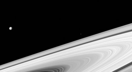 Фото дня: спутники Сатурна Диона и Эпиметей «глазами» станции Cassini