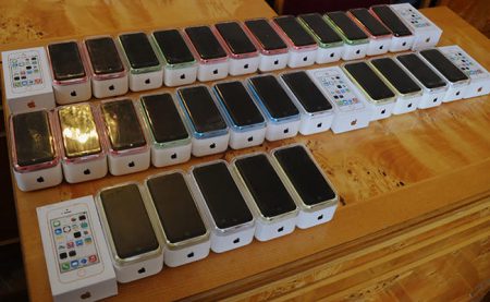 «На тобі, небоже, що мені не гоже»: власти Закарпатья подарили выпускникам ПТУ контрафактные клоны iPhone с ПО неизвестного происхождения