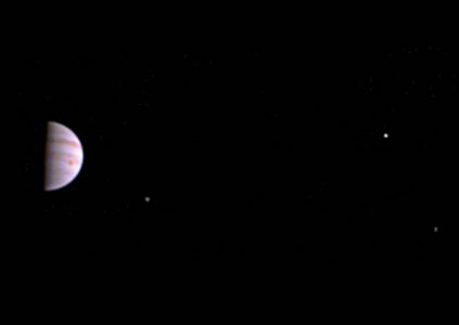 NASA опубликовало первые снимки Юпитера, полученные камерой исследовательской станции Juno