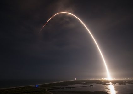 SpaceX запустила ракету Falcon 9 со спутником связи и успешно посадила первую ступень на платформу в океане