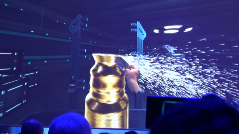 Intel показала собственный шлем виртуальной реальности Project Alloy, позволяющий добавлять объекты реального мира в VR