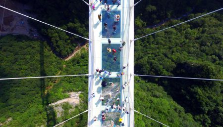 В Китае открыли гигантский стеклянный мост, возвышающийся на 300 метров над землей