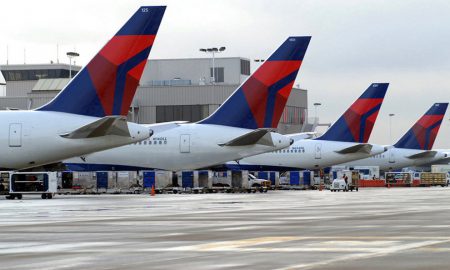Крупнейшая авиакомпания мира Delta Air Lines отменила более 400 рейсов из-за компьютерного сбоя, последствия которого устраняют до сих пор