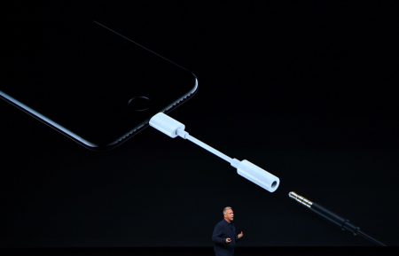 Сотрудники Apple утверждают, что iPhone 8 получит безрамочный экран со встроенной виртуальной кнопкой Home