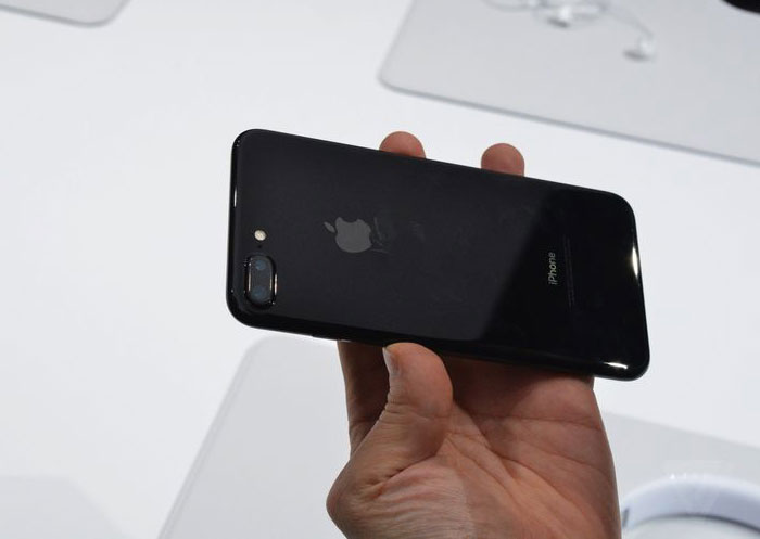 iPhone 7 в новом чёрном глянцевом корпусе легко царапается, Apple рекомендует использовать чехлы с такими моделями