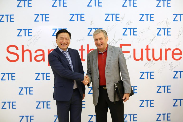 Хуан Минси, директор ZTE Украина и Олег Проживальский, директор по корпоративному управлению и контролю Vodafone Украина