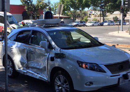 Самоуправляемый автомобиль Google попал в серьёзную аварию