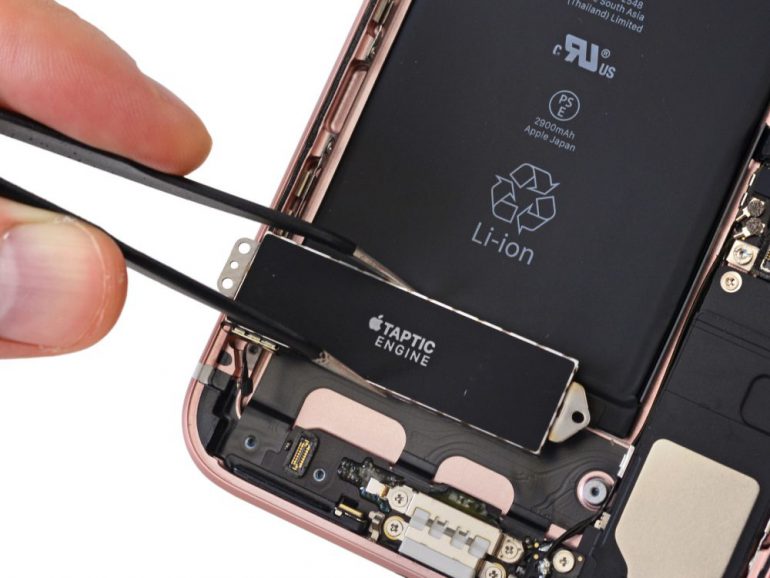 Специалисты iFixit обнаружили в iPhone 7 Plus более ёмкий аккумулятор, увеличенный модуль Taptic Engine и 3 ГБ ОЗУ