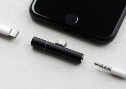 Адаптер Auxillite для iPhone 7 включает разъемы Lightning и 3,5 мм для одновременной зарядки и прослушивания музыки