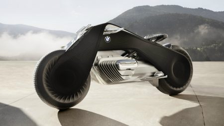 BMW представила концепт электрического мотоцикла будущего Motorrad Vision Next 100 с «гибкой» рамой, спецкостюмом и дополненной реальностью