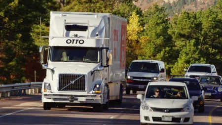 Приобретенный сервисом Uber стартап Otto доставил 50 тысяч банок пива Budweiser с помощью беспилотного грузовика