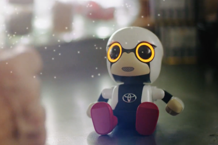 Миниатюрный и очень общительный робот-помощник Toyota Kirobo Mini появится в продаже только в следующем году и будет стоить $400