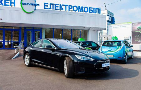 В киевской службе электротакси «Окси-Такси» появился первый электромобиль Tesla Model S