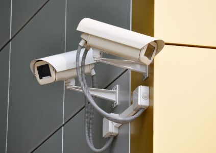 Нацполиция представила умную систему видеонаблюдения UASC, способную распознавать угнанные автомобили и преступников, а также реагировать на вспышки, звуки и другие нетипичные события