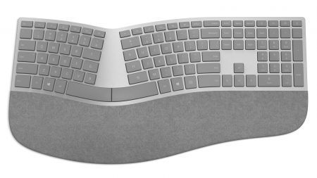 Беспроводная клавиатура Microsoft Surface Ergonomic Keyboard имеет эргономичную форму с разделенным буквенным блоком и «замшевую» подставку для кистей рук